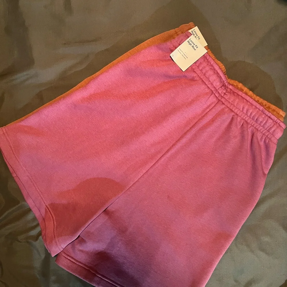 🌺(2) Nike Womens Loose Fit High Rise Shorts - Picture 2 of 4